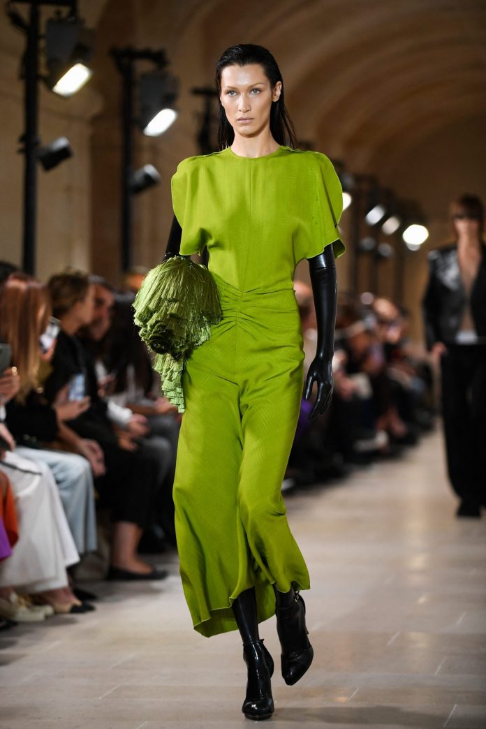 a-top-americana-bella-hadid-desfilou-com-um-vestido-verde-ajustado-na-cintura-e-grandes-ombreiras-com-luvas-pretas-longas-scaled