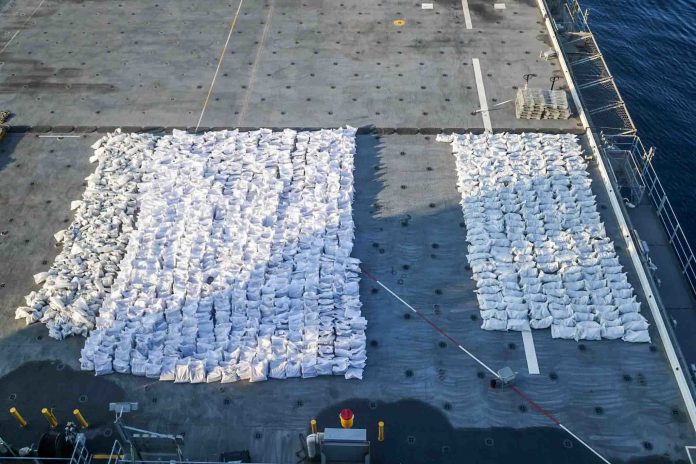 sacos-contendo-mais-de-50-toneladas-de-armas-e-municoes-foram-colocados-no-conves-da-base-maritima-dos-eua-no-golfo-do-oma