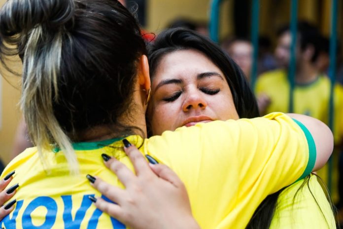torcida-brasil-abraco-triste