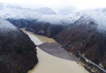 FOTOS: rio nos Balcãs se torna ‘lixão flutuante’