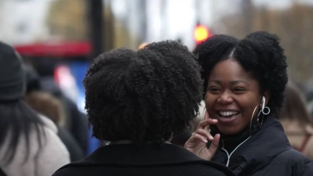 mulheres-nas-ruas-de-londres-conversaram-com-a-bbc-sobre-a-rede-de-sorrisos-entre-mulheres-negras