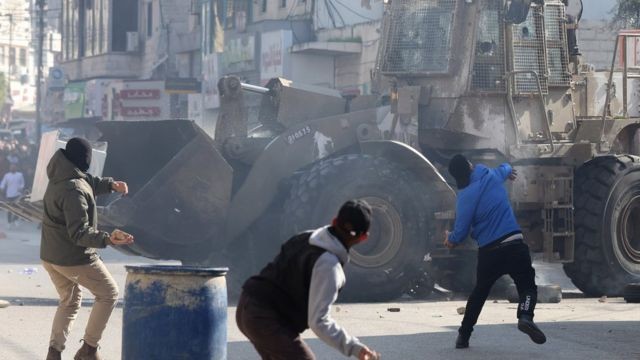 palestinos-jogam-pedras-em-meio-a-confrontos-com-tropas-israelenses-durante-um-ataque-em-jenin