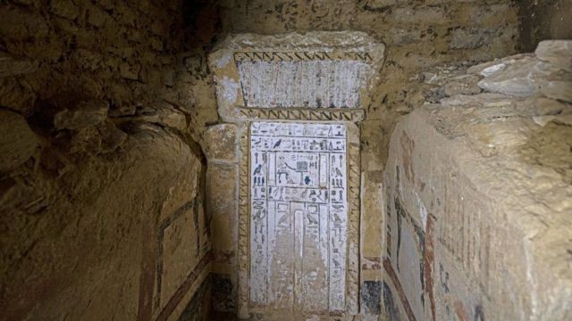 uma-das-quatro-tumbas-recem-descobertas-no-sitio-arqueologico-de-saqqara-ao-sul-do-cairo