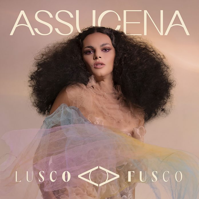 capa-album-lusco-fusco-assucena-2-arte-coletivo-oitentaedois-foto-natalia-mitie