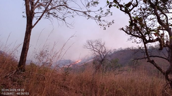 incendio-florestal-nas-serras-gerais-da-regiao-de-custodio-e-mucambo.