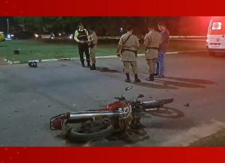 Jovem morre quase um mês após acidente entre moto e carro com equipe médica