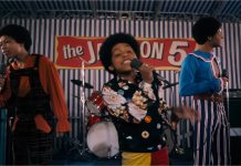 ‘Michael’ emociona com lado musical do Rei do Pop, mas deixa de lado de vida complexa; g1 já viu