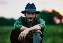 Gabriel Sater canta sucesso caipira de 1931, em feat com Jackson Antunes, no álbum autoral ’25 anos de música’