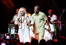 Maria Bethânia reina majestosa na roda do samba de Pretinho da Serrinha, ‘movimento que representa o Brasil real’
