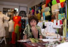 Aos 10 anos, estilista de passarela mais jovem do mundo divide o tempo entre escola e passarelas