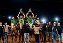 Henrique e Juliano participam de vaquejada em Goiás e surpreendem fãs; VÍDEO