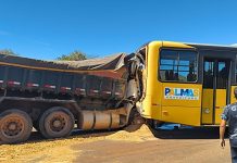 Caminhão bate em ônibus do transporte coletivo e deixa um ferido em Palmas