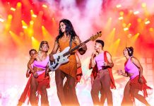 Lucy Alves divide ‘Banquete de signos’ na praia com Elba Ramalho em álbum ao vivo que traz três hits de Amelinha