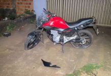 Dois homens morrem após fugir de abordagem policial e bater moto em poste, diz PM