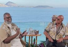 The Rock canta clássico de Zeca Pagodinho ao lado de Péricles em visita ao Brasil