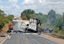 Acidente entre carretas deixa uma pessoa morta e bloqueia BR-153 em Colinas do Tocantins