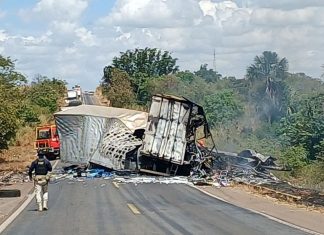Acidente entre carretas deixa uma pessoa morta e bloqueia BR-153 em Colinas do Tocantins