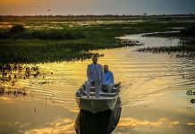 Noivo chega de canoa para casamento às margens de represa no TO e supreende convidados