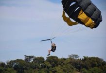 Bisavó de 100 anos faz passeios de moto aquática e sobrevoou praia em parasail no TO